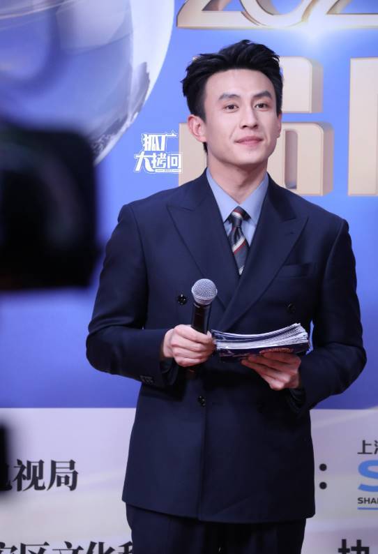 短劇品質盛典：洪欣身材傲人，余茵好美，向佐用腳踢主持人 - 