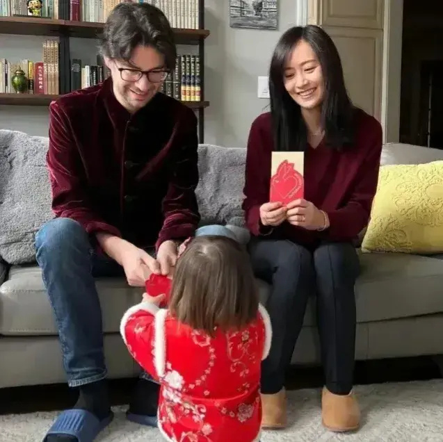 陈法拉官宣二胎产子!晒出一家四口牵手照,网友直呼闷声干大事