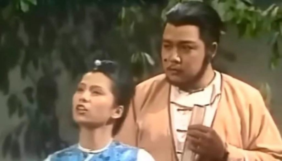 第8期无线电视艺员训练班毕业,班中同学有艾威,陈安莹,景黛音及