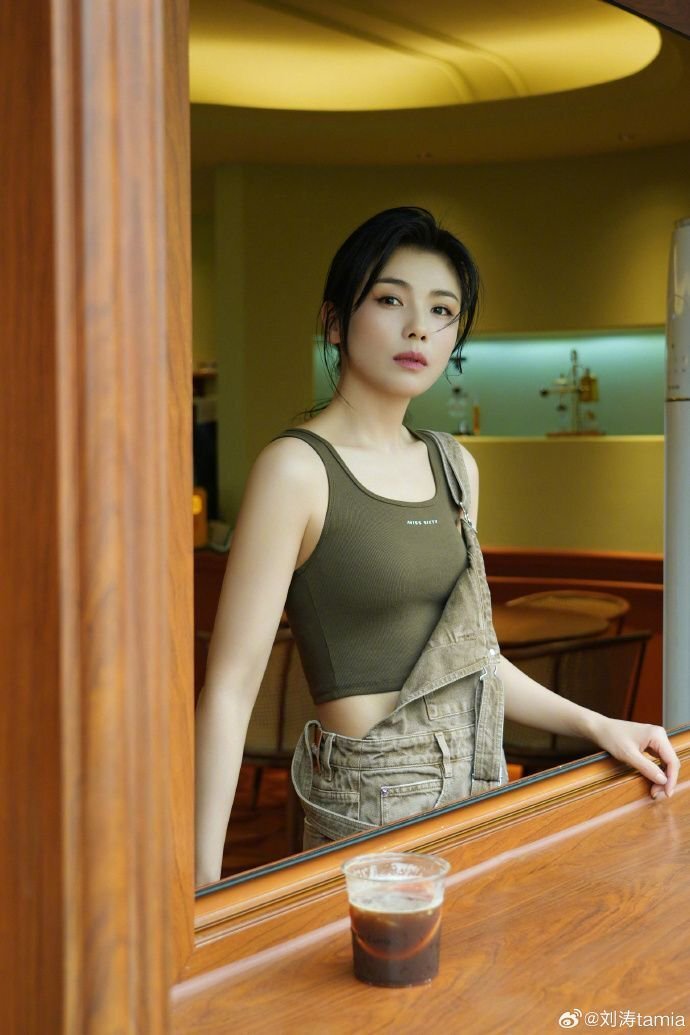 刘涛发三套写真庆祝45岁生日白色蕾丝裙优雅精致