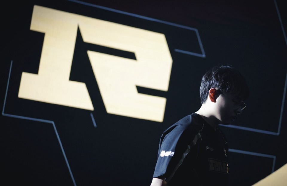 rng沦落至此?副总公开发文:将直播拍卖奖杯!发售限量会员卡