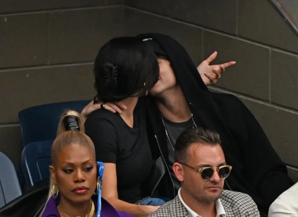 外媒曝甜茶和金小妹疑似分手 身边人透露两人关系已渐行渐远_腾讯新闻