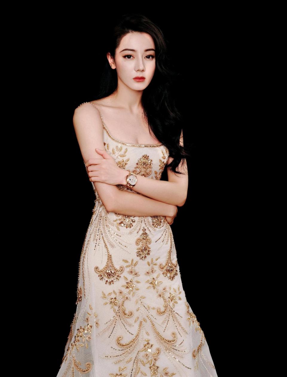 迪丽热巴:天生尤物,艳冶柔媚,为何这么招人喜欢?_腾讯新闻