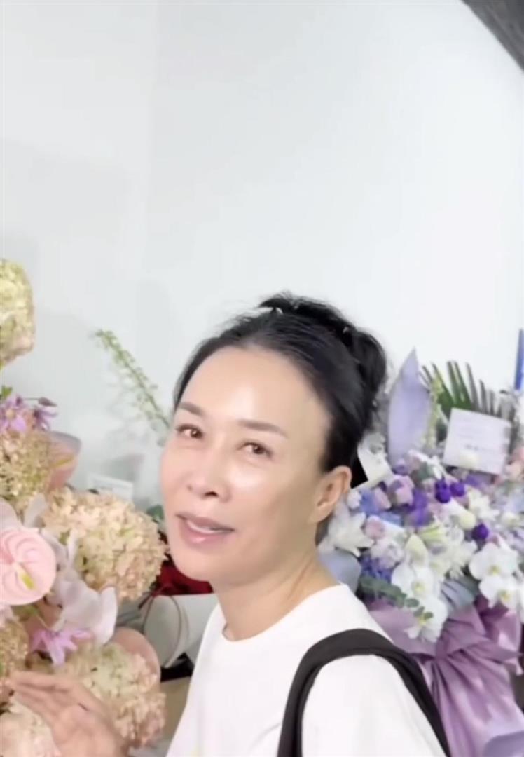 那英北京开演唱会，王菲和女儿窦靖童送花篮，手写贺卡显与众不同_腾讯新闻