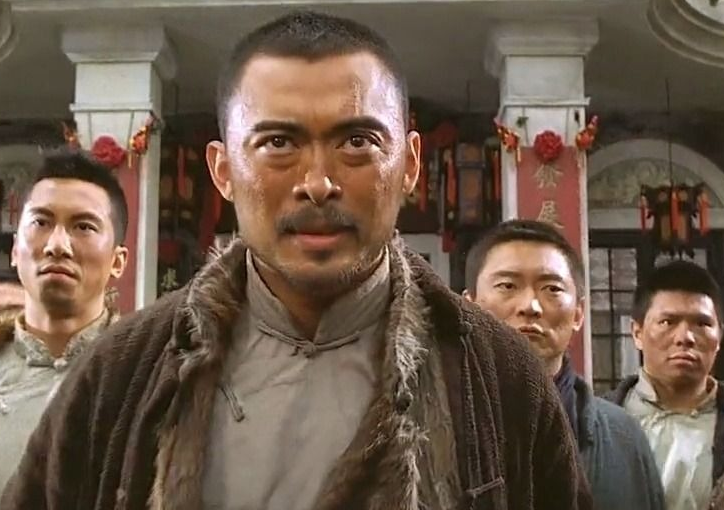 面对黑老大的威胁,老陈怒目圆睁,就连太阳穴都气到鼓起,眼中迸发的