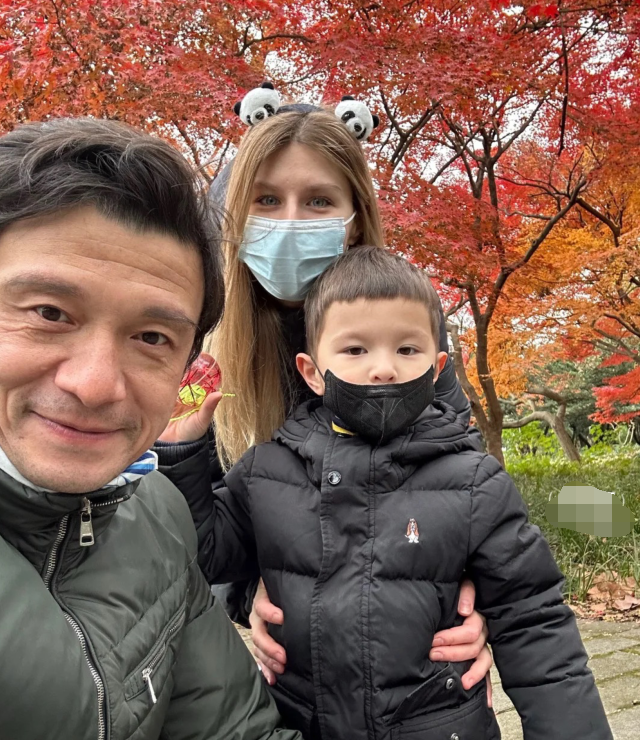 大连人谢晖带妻儿逛动物园一家三口其乐融融混血儿子罕见露脸