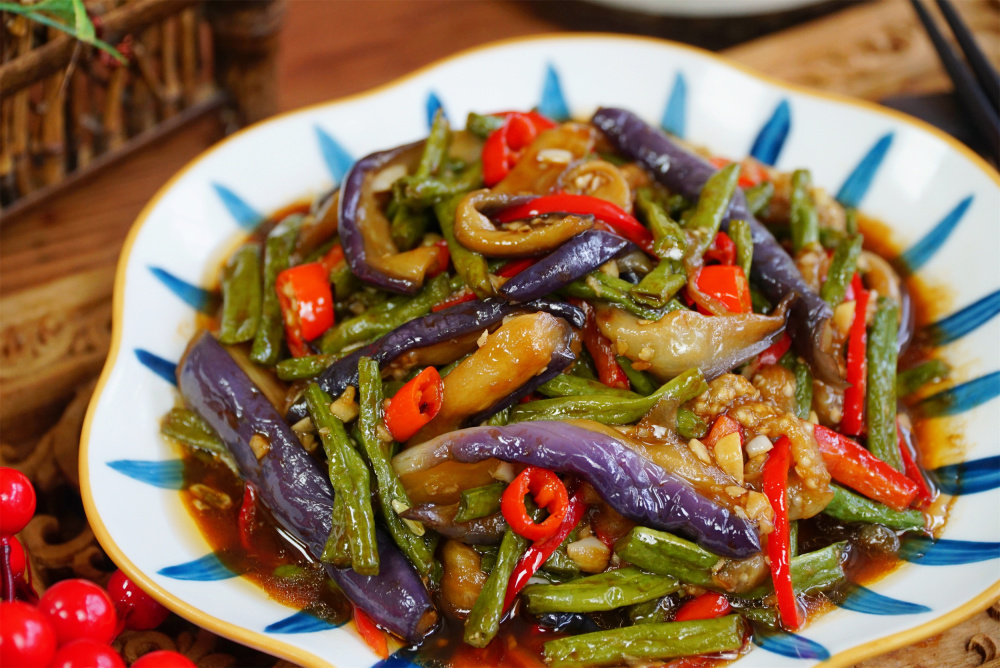 70岁奶奶做的豆角烧茄子,少油腻味道香,一周3次不够吃,特下饭