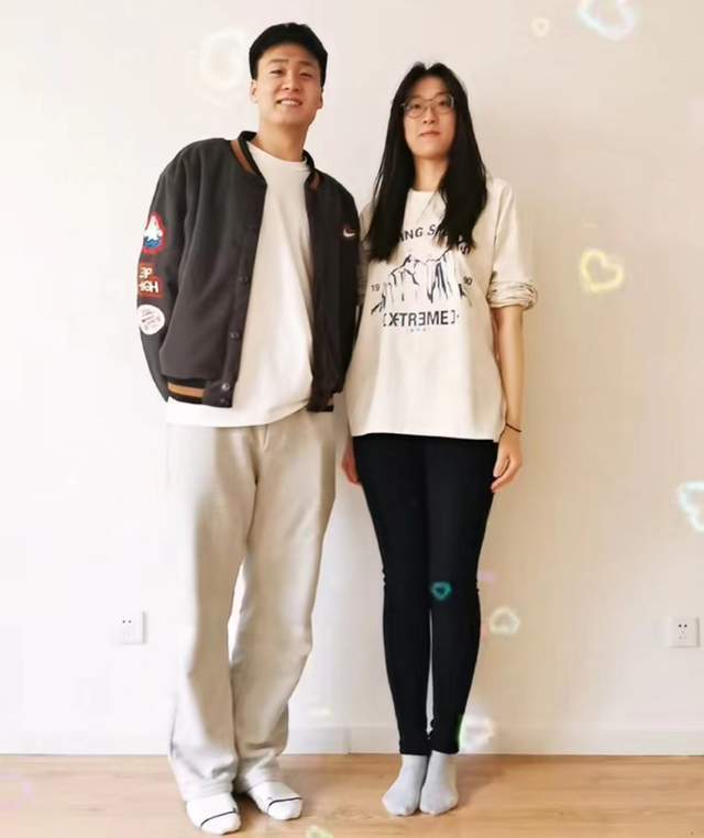 赵睿与表妹合影,妹妹身高超1米9甜美可爱,大长腿显眼