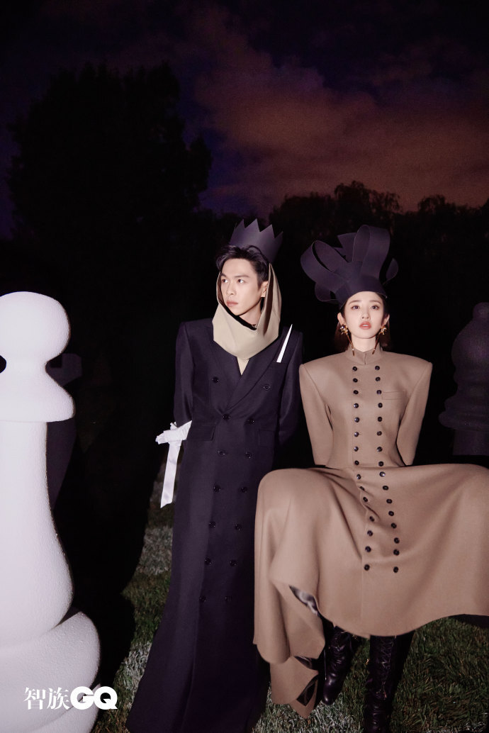 张若昀唐艺昕合体拍写真,夫妻上演甜蜜樱桃吻,爱的文身罕曝光_腾讯