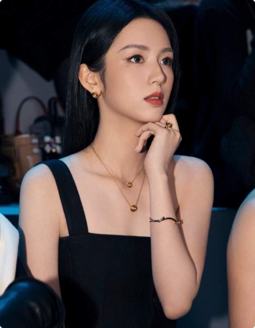 巴黎时装周：章若楠高级脸，周也性感，林心如的脸怎么了？_腾讯新闻