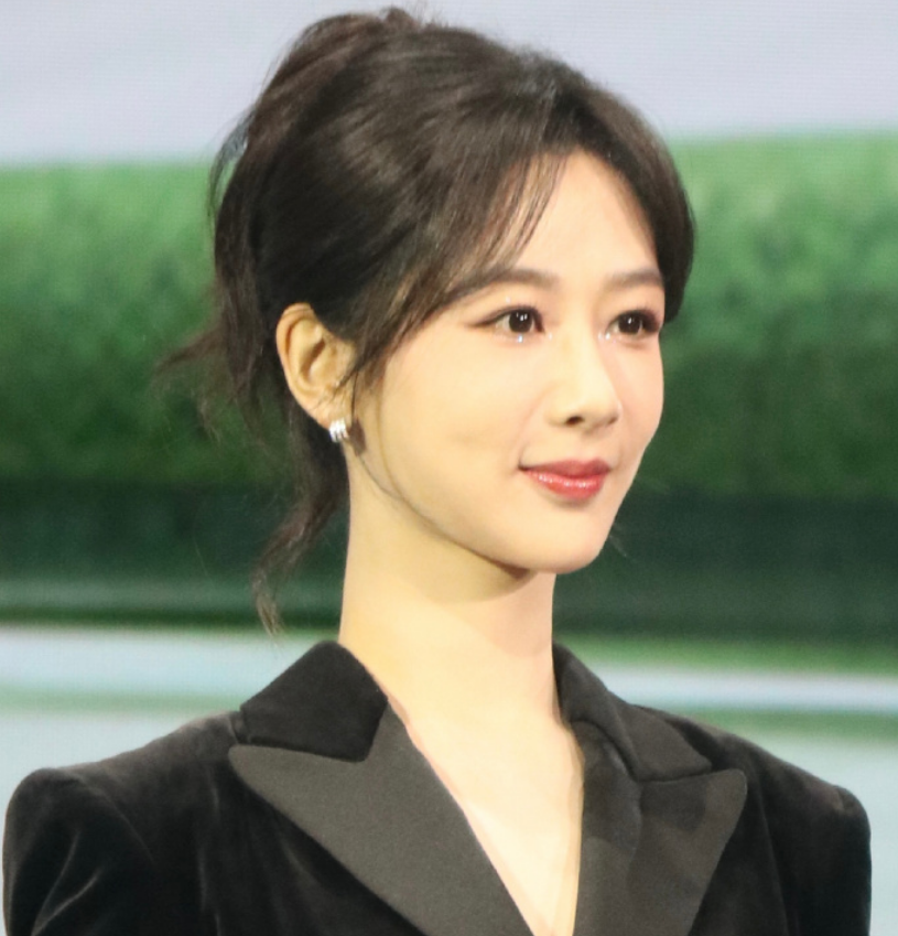 杨紫新照p图过度被嘲,脖子又细又长,网友调侃借了范丞丞的脖子_腾讯