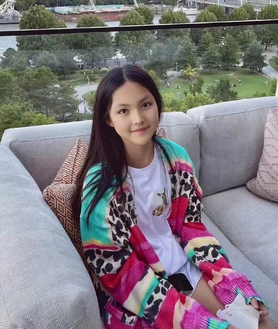但这些星二代长大之后颜值气质一流反倒成了其次,在父母的关心陪伴和