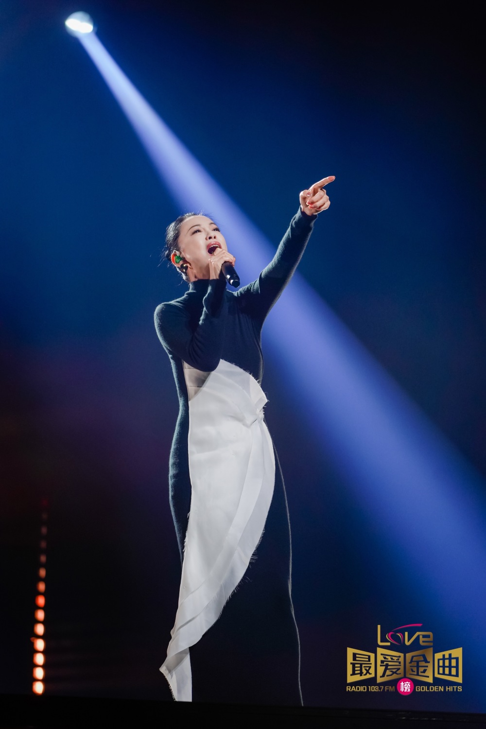 黄绮珊演唱会对着观众直呼"儿子,女儿",疯狂背后的原因是……_腾讯
