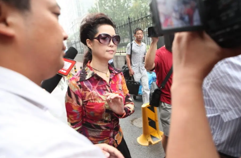 李天一10年刑满释放,李双江夫妇设宴奏乐,受害女孩还没走出阴影_腾讯