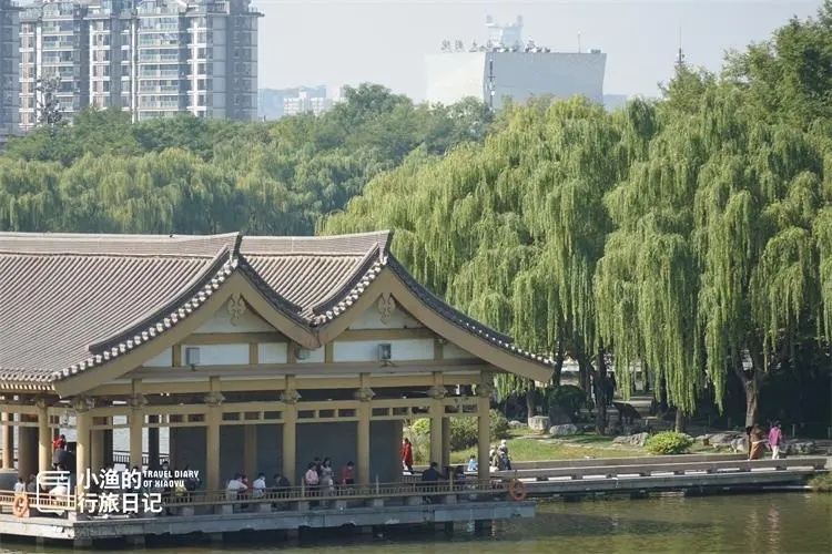 曲江池,中国古代风景园林的典范之作,因水波浩渺,池岸曲折,"形似广陵