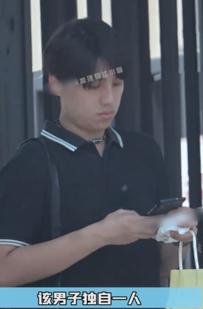 娄艺潇被曝新恋情,在男友怀中撒娇并带其回家过夜,男方长相曝光