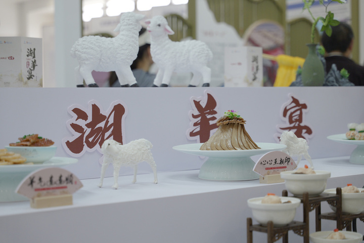 湖羊,本为"胡羊",北方居民携带蒙古绵羊南下,在江浙一带太湖流城定居