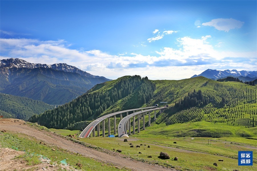 宏伟的建筑果子沟大桥,成为了新疆大地上的一道亮丽风景线