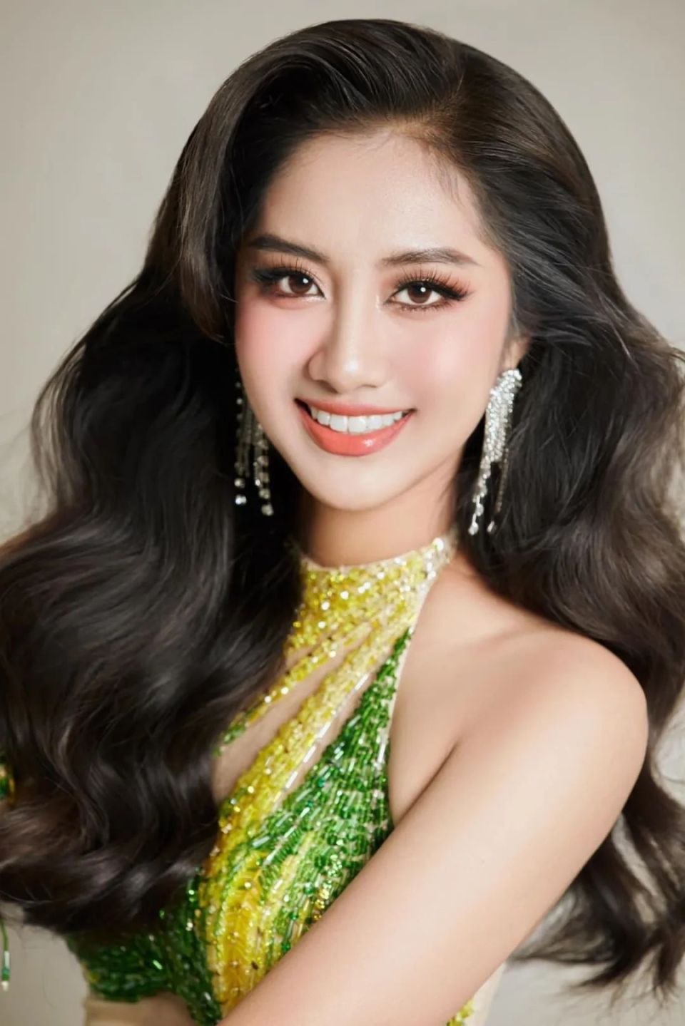 这位越南小姐选美比赛夺冠热门选手,简直太美了!