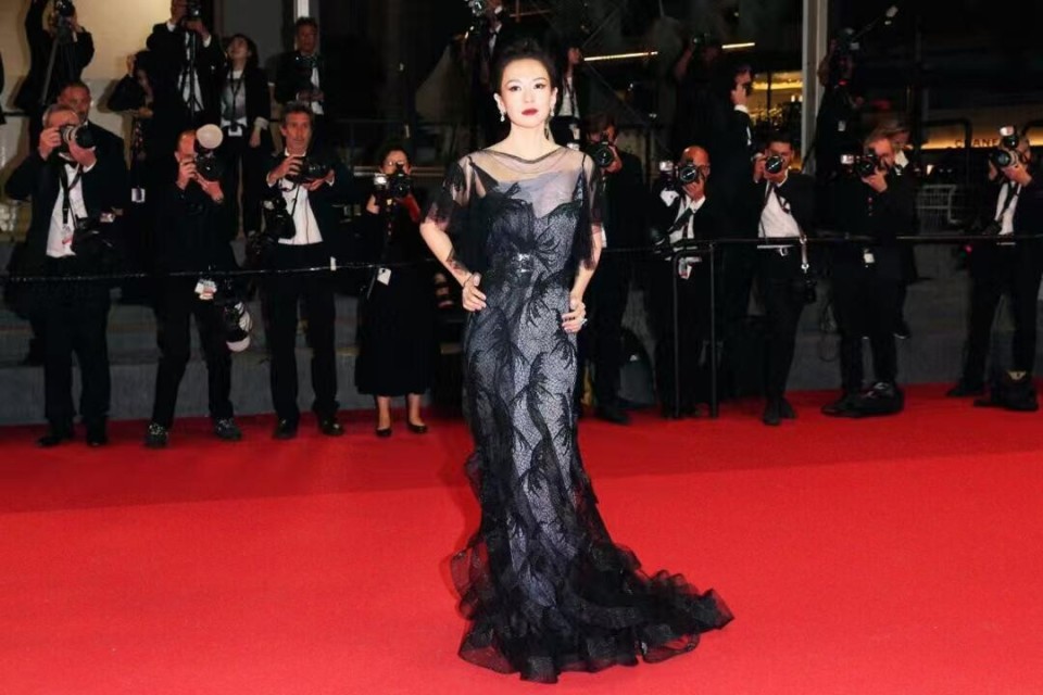 黑色蕾丝长裙,身材前凸后翘,汪峰新恋情后45岁章子怡继续拼事业