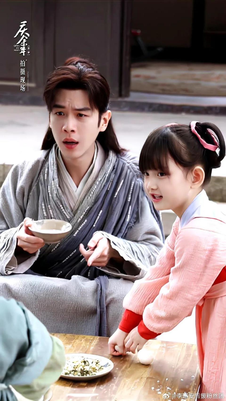 庆余年2:王霸一笑出圈,导演百里挑一选人,难怪王启年变女儿奴