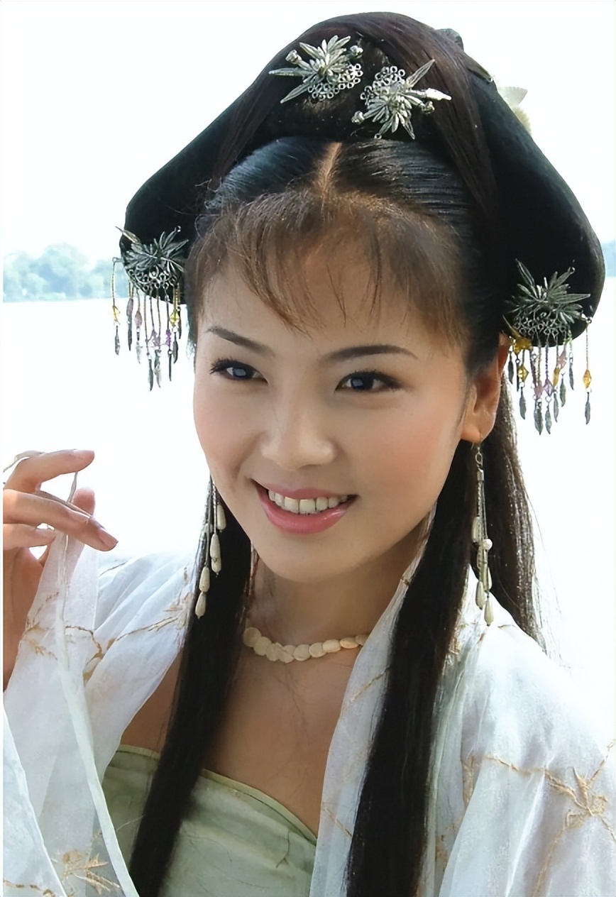 《还珠格格》里,她是文武双全,有情有义的的慕沙公主;《天龙八部》里