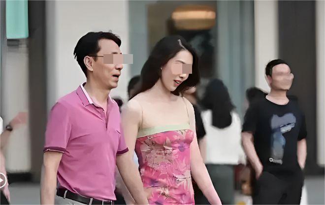 国企领导牵手小三逛街被免职,是他拜倒石榴裙下还是小三脱裤上位-腾讯