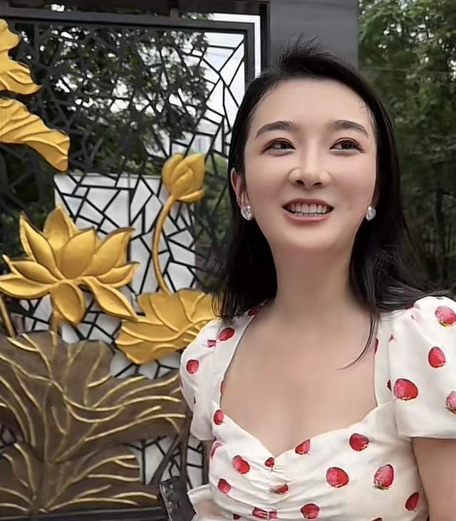 吴雅婷相亲角遇大爷自荐:我人老但体贴有钱!