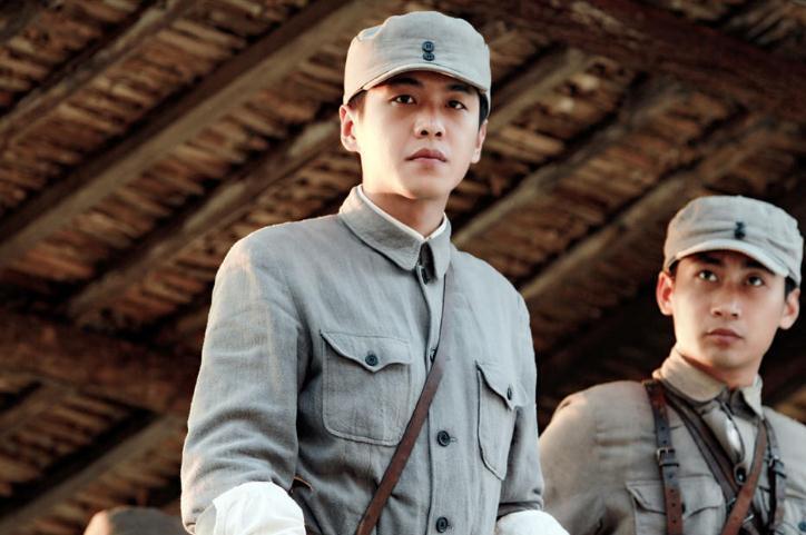 演员张若昀:2岁差点被母亲带到美国,父亲三婚两离还坑他1.