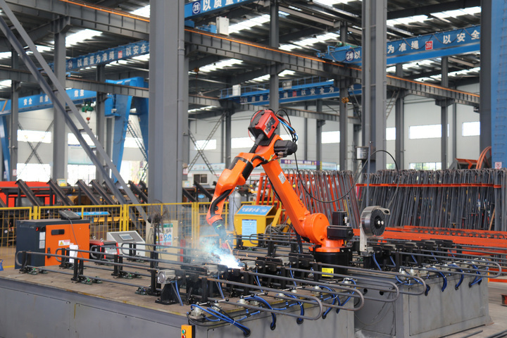 智慧工厂机器换人点燃发展新质生产力的新引擎