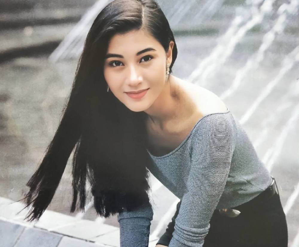 53岁李嘉欣近照曝光,抿嘴笑时暴露几层皱纹,网友调侃:瘦到脱相_腾讯