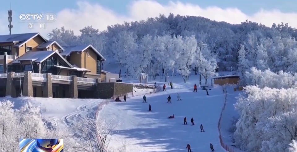 遊客們不僅能欣賞白山的冬日美景,還能參與各種冰雪運動.