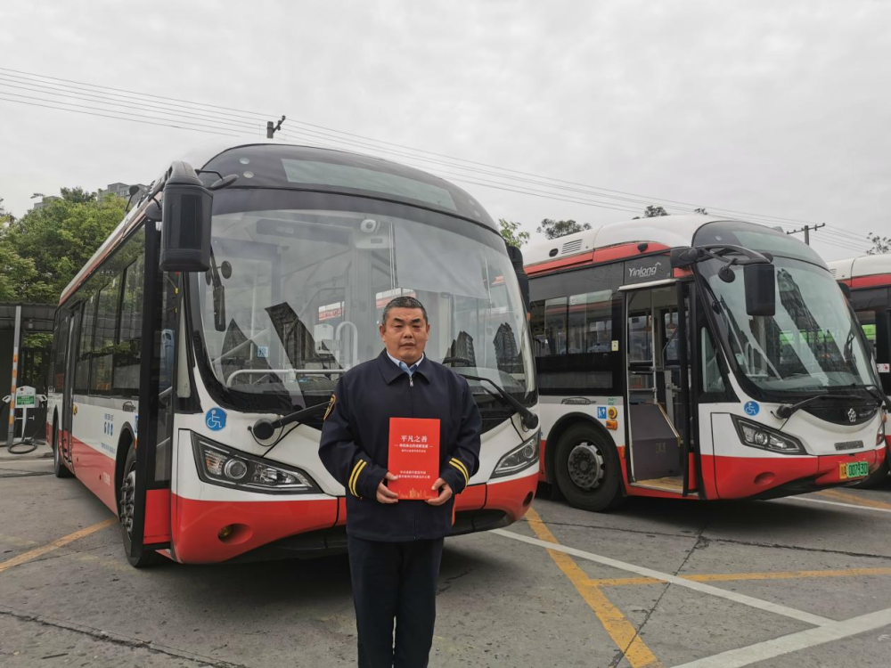 路遇险情 公交司机秒变"救火英雄"