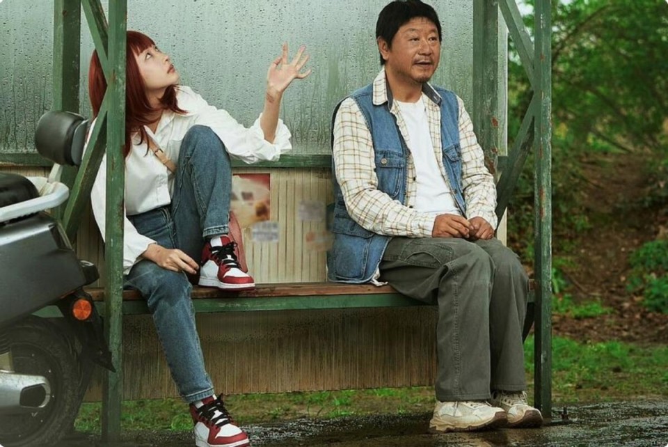 国产片又见老少恋,61岁范伟和32岁周冬雨演夫妻,感情戏令人不适