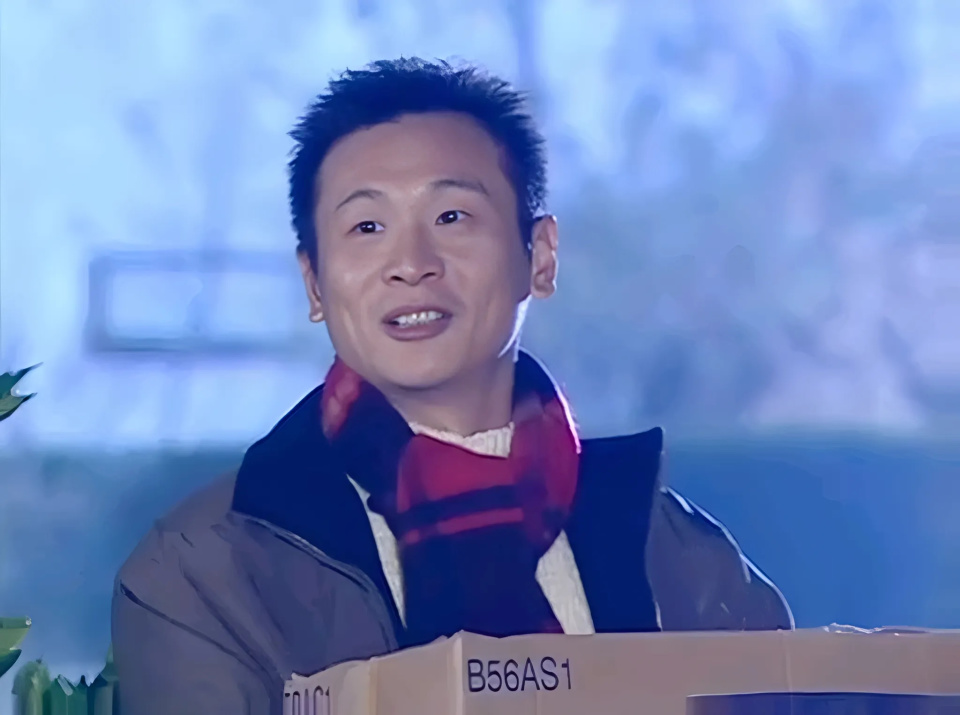 张世：与妻子恋爱长跑，演技封神也曾被封杀，59岁隐居是隐形富豪_腾讯新闻
