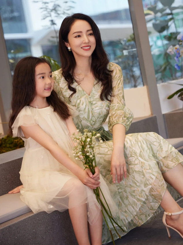 董璇懒理新恋情传闻与女儿合拍亲子照小酒窝穿旗袍漂亮可爱