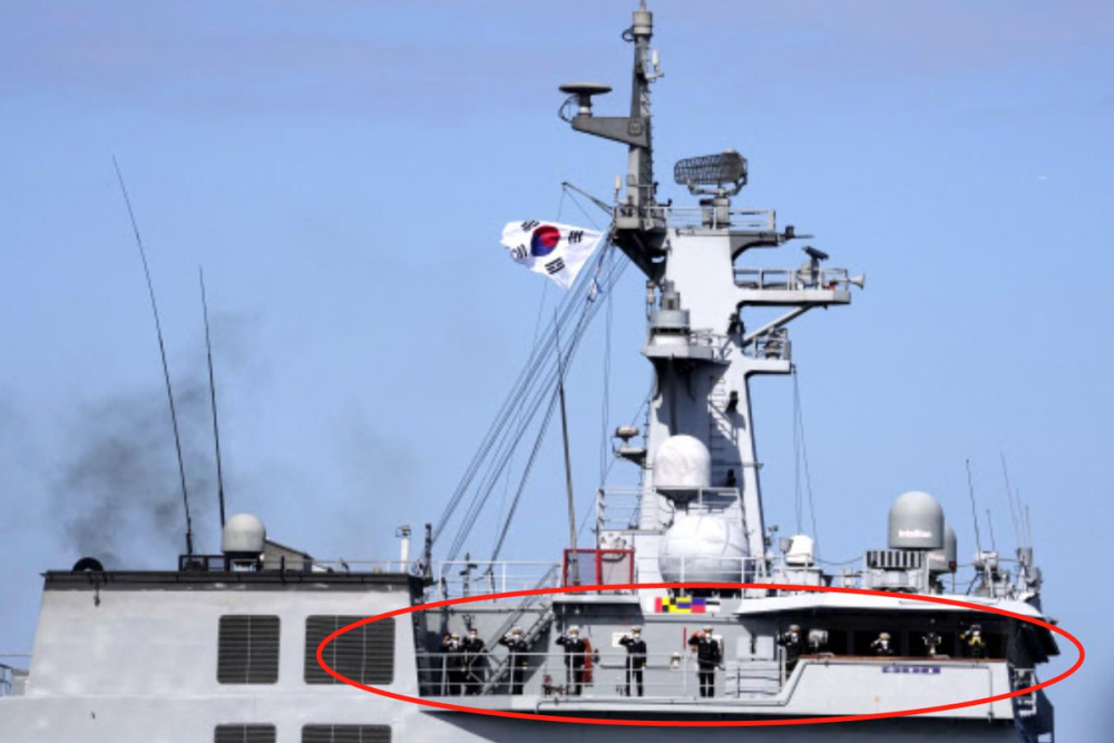 日本军舰要挂“旭日旗”进釜山港，韩国的回应让人瞠目结舌动中通卫星通信天线