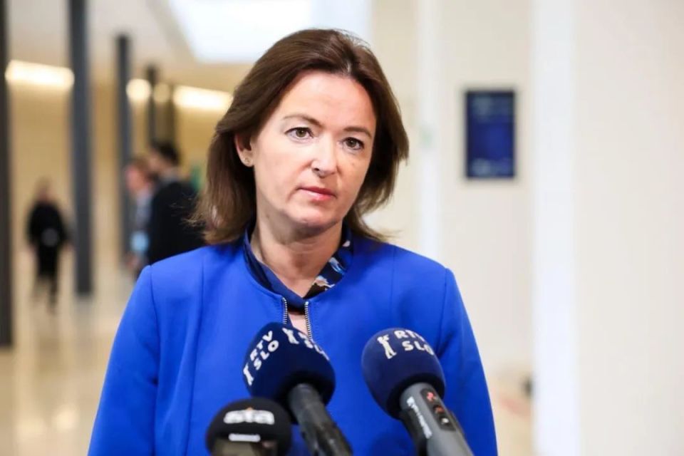 她能当上外长,全靠"学新闻"?