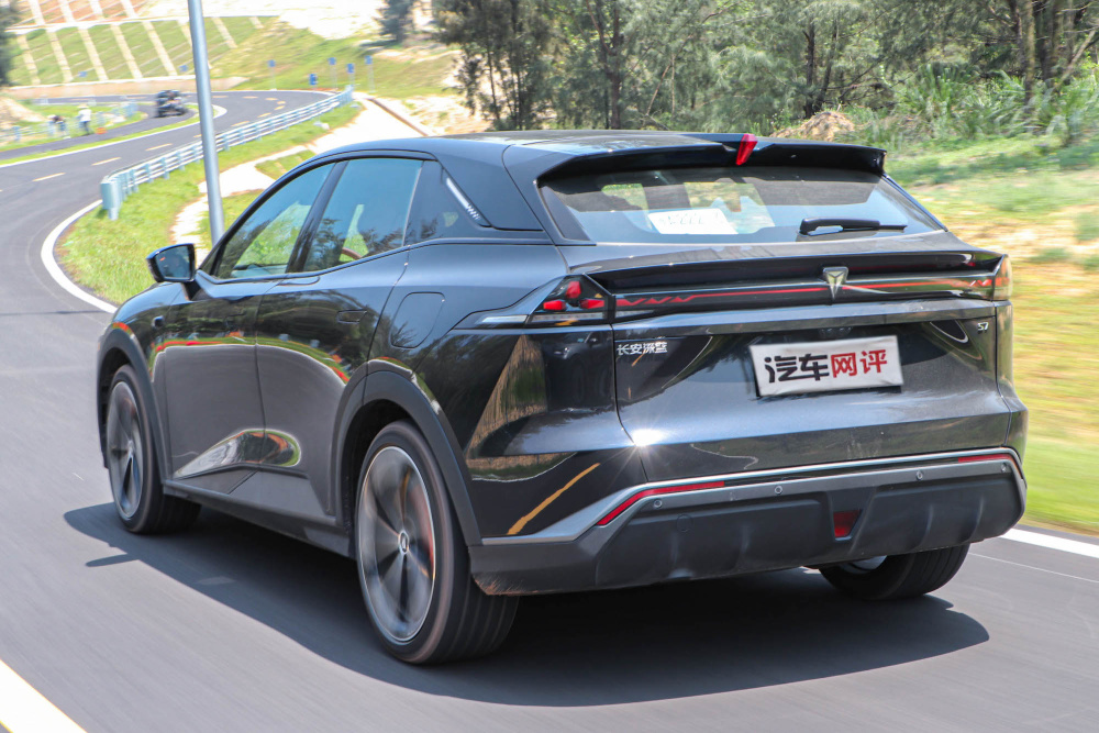 试驾深蓝s7纯电版,兼顾舒适与智能,驾驶质感表现又如何?_腾讯新闻