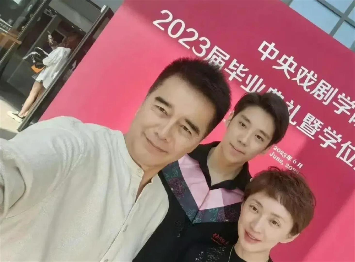 許亞軍現身何晴葬禮，兒子許何捧着媽媽遺像，父子倆穿黑衣很悲傷 - 