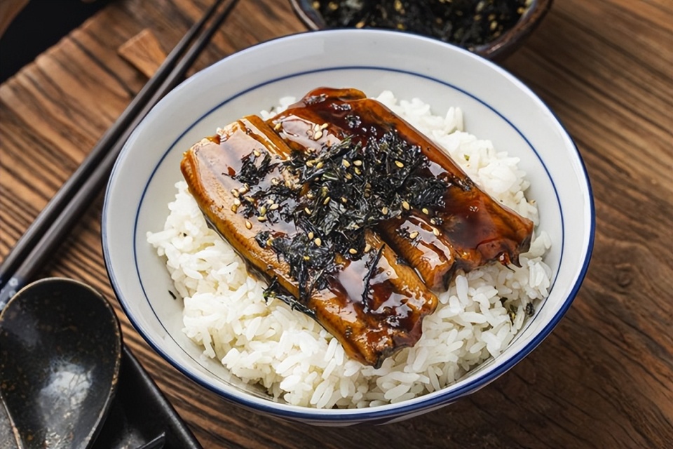 鳗鱼饭照片图片