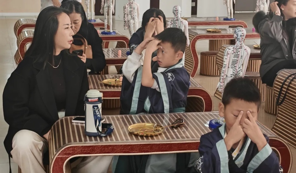 化身 “小小中醫師”！新黃河小交警小記者團走進張店區中醫院 - 