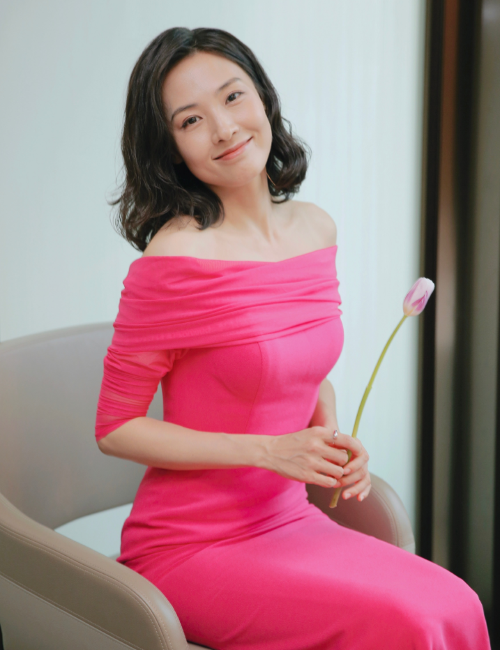 很显然,郑罗茜做到了,无论是正派反派,还是温婉时尚,她都能拿捏的刚好