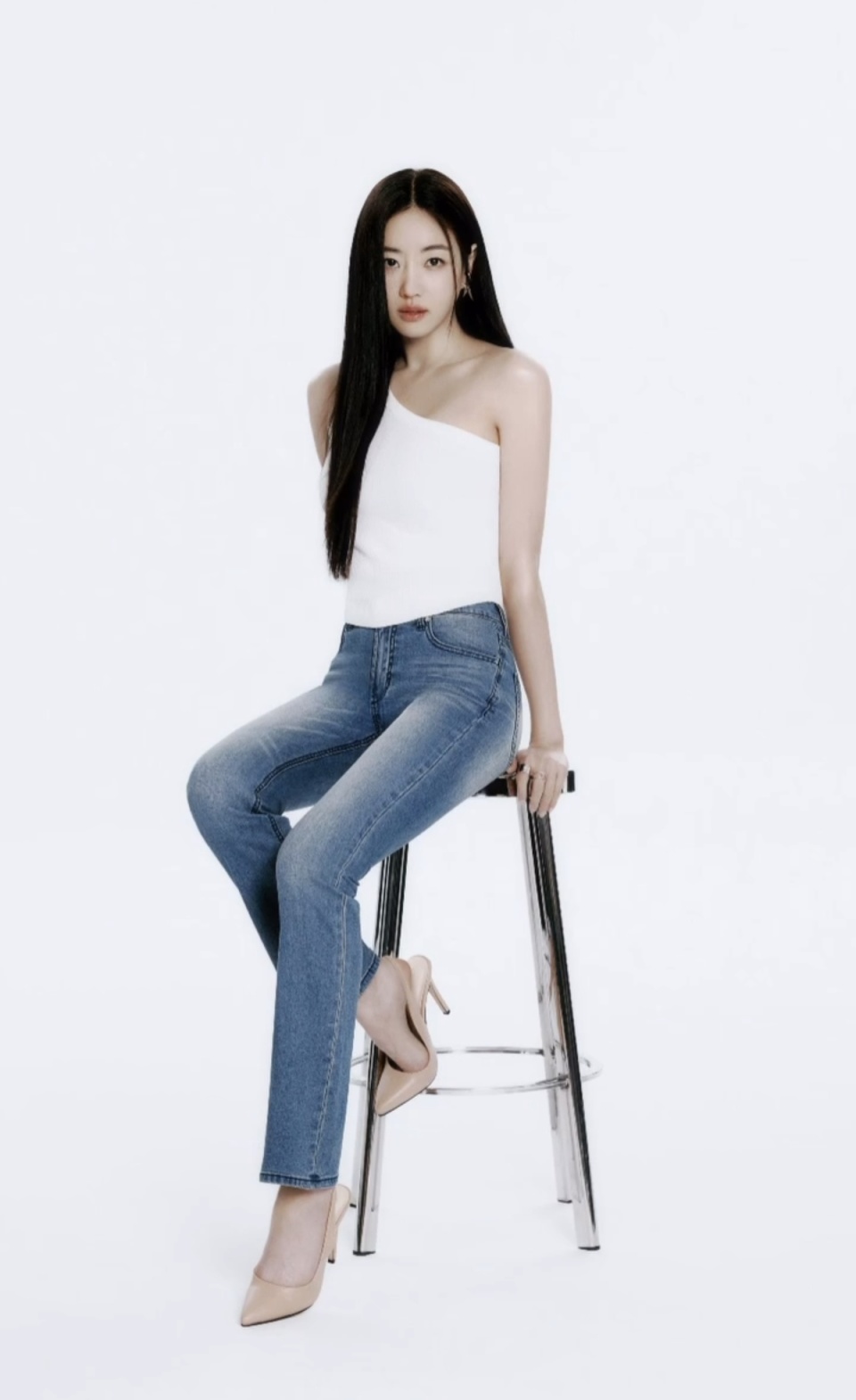 金莎朗上传春装照引发网友留言狂赞,美貌令人忍不住喊出"真漂亮"_腾讯