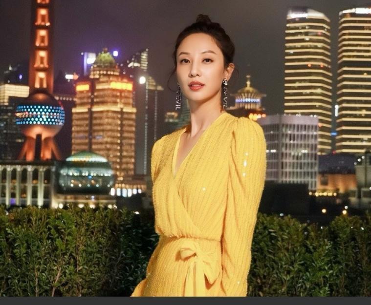 43岁郑希怡全家搬回香港生活，女儿学习繁体字，曾在上海居住三年_腾讯新闻