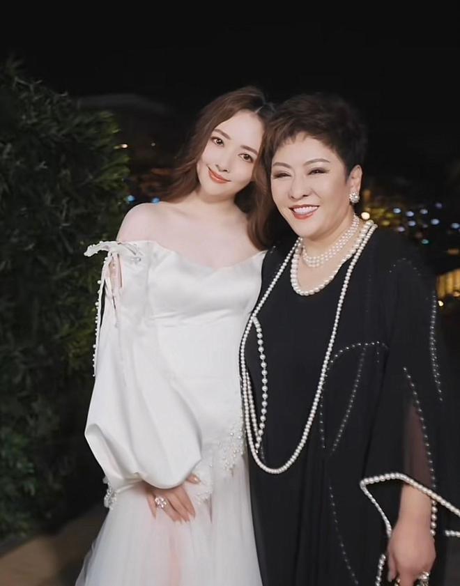 40岁郭碧婷现状:4大欲望被满足,甘愿做乖乖女,向太真是好手段