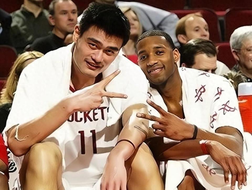 2002年火箭选中姚明,从此火箭成了很多中国球迷心中的主队,03-04赛季