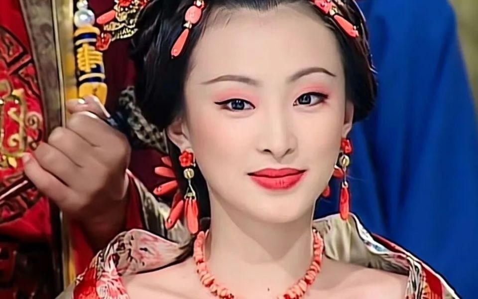 演完《倚天屠龙记》22年后演《墨雨云间》,差点没认出,年轻时好美