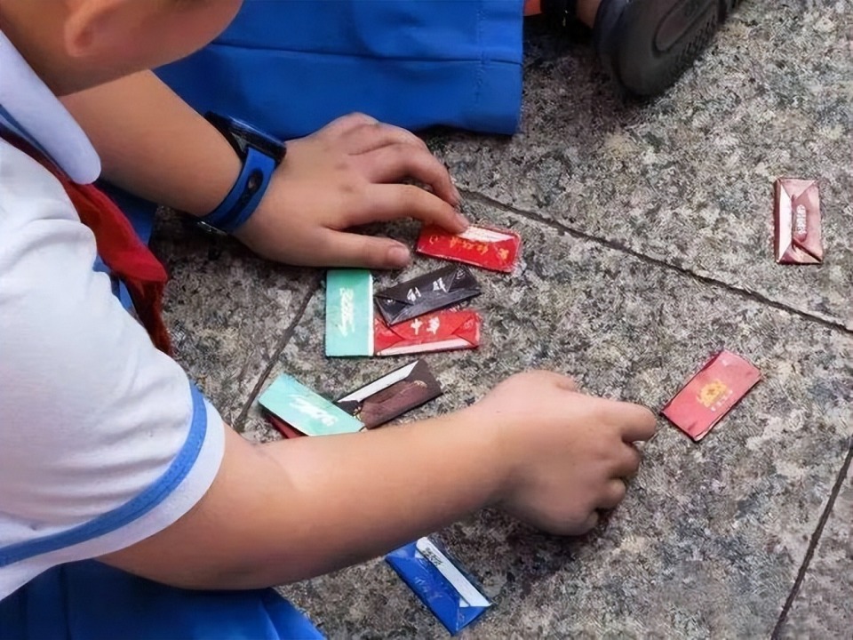 小学生新型校园游戏打"烟牌",是该堵还是疏,家长犯了难_腾讯新闻