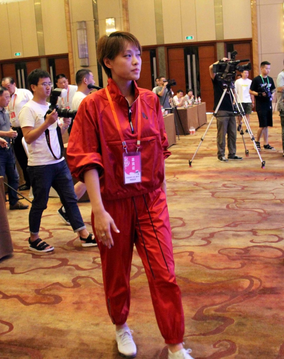 刘翔妻子近况:模样大变,狼尾发型惊艳,结婚5年仍膝下无子_腾讯新闻